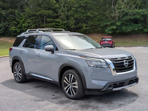 Used 2025 Nissan Pathfinder Platinum AWD/4WD image 11