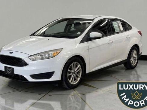 Used 2017 Ford Focus SE FWD image 1