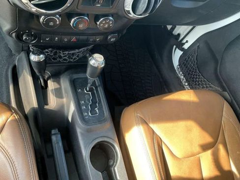 Used 2013 Jeep Wrangler Unlimited Sahara image 15