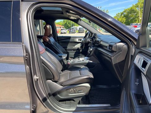 Used 2020 Ford Explorer Platinum w/ Premium Technology Package AWD/4WD image 18