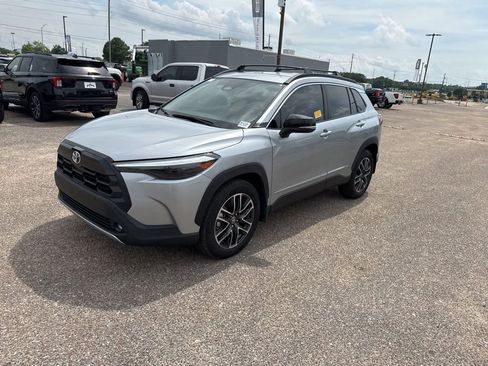 Used 2026 Toyota Corolla Cross XLE FWD image 6