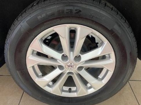 Used 2016 Nissan Rogue SV image 27