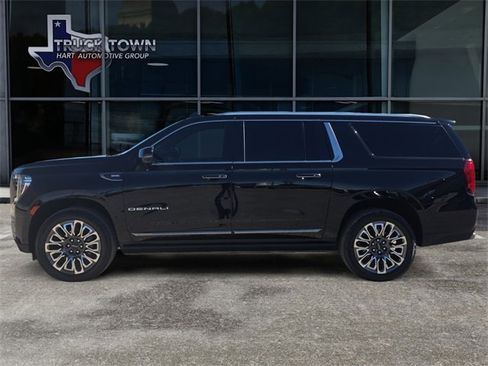 Used 2023 GMC Yukon XL Denali Ultimate image 2