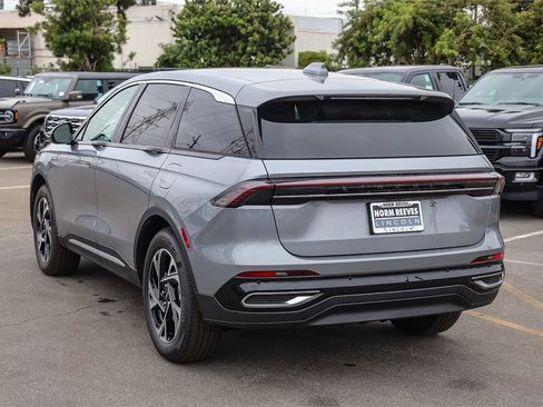 Used 2025 Lincoln Nautilus Premier image 6