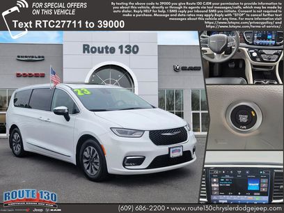 Used 2023 Chrysler Pacifica Limited w/ Uconnect Theater Family Group