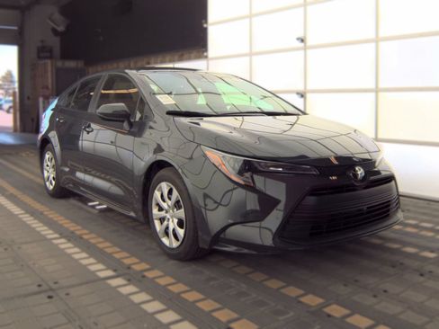 Used 2025 Toyota Corolla LE FWD image 2