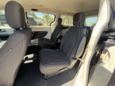 Used 2022 Chrysler Voyager LX image 29