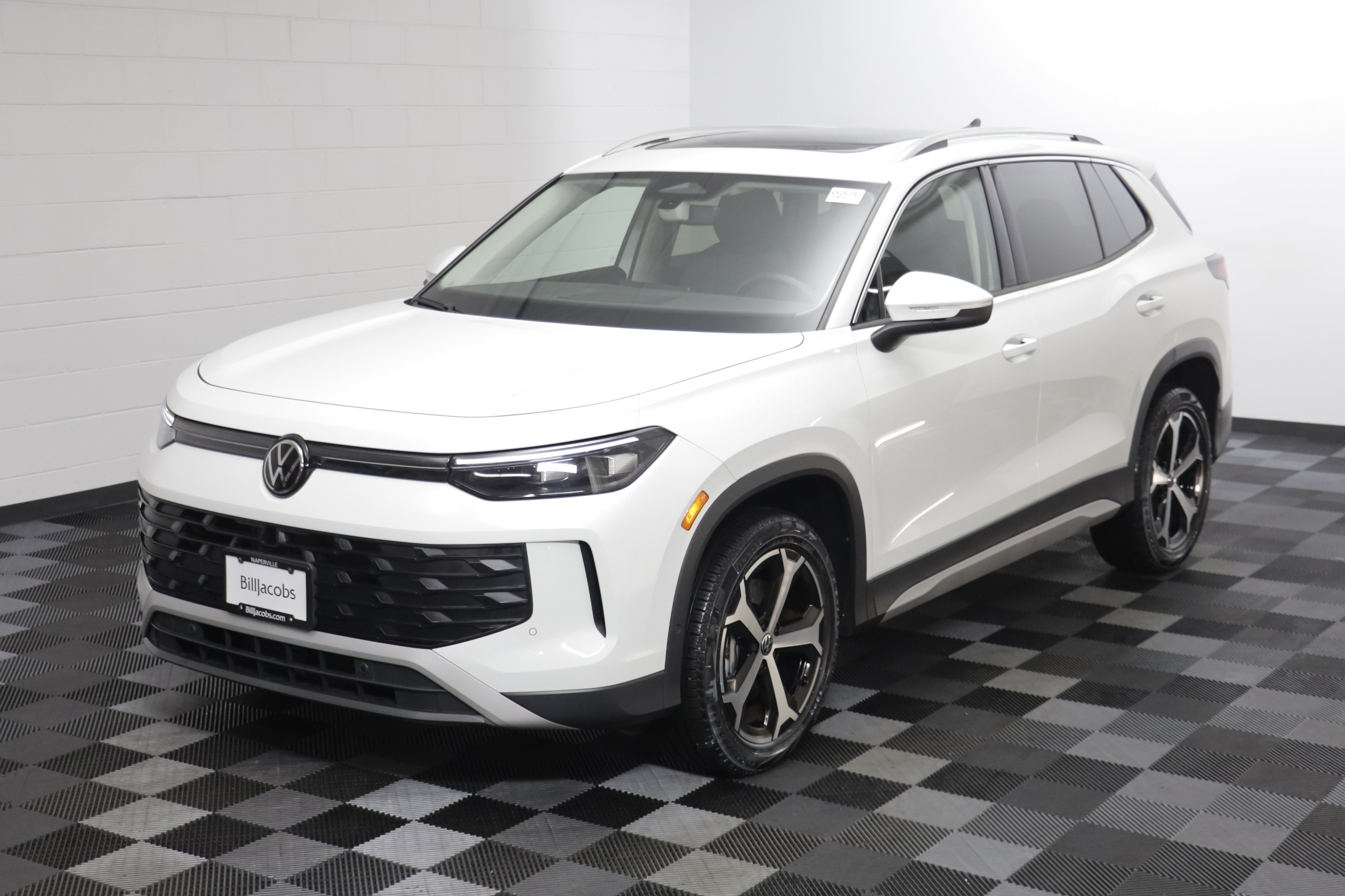 Used 2026 Volkswagen Tiguan SE w/ Panoramic Sunroof Package AWD/4WD image 2