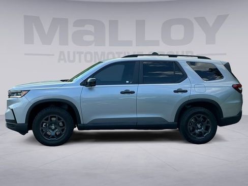 Used 2025 Honda Pilot TrailSport image 2