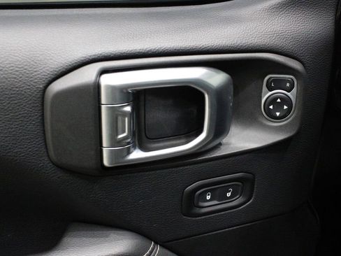 Used 2019 Jeep Wrangler Unlimited Sahara image 12