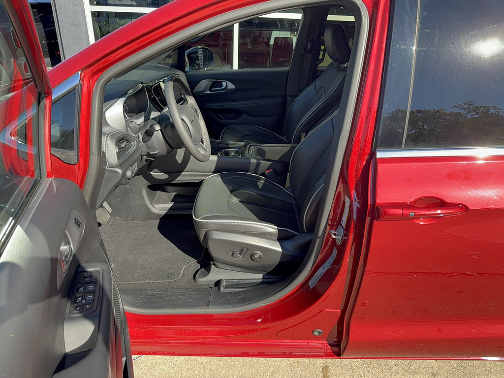 Used 2026 Chrysler Pacifica Limited FWD image 5
