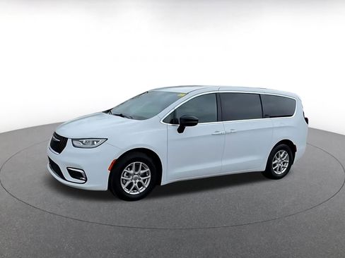 Used 2025 Chrysler Pacifica Select image 8