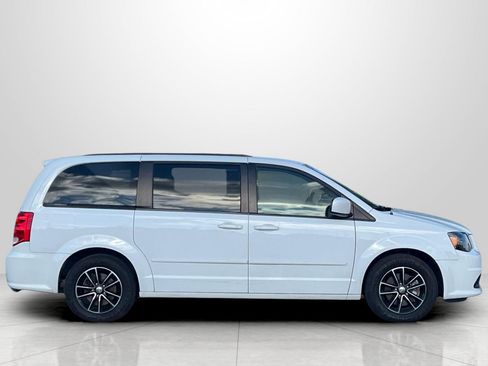 Used 2017 Dodge Grand Caravan GT image 3
