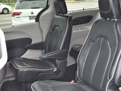Used 2022 Chrysler Pacifica Limited image 18
