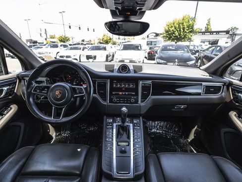 Used 2018 Porsche Macan w/ Premium Package Plus AWD/4WD image 23