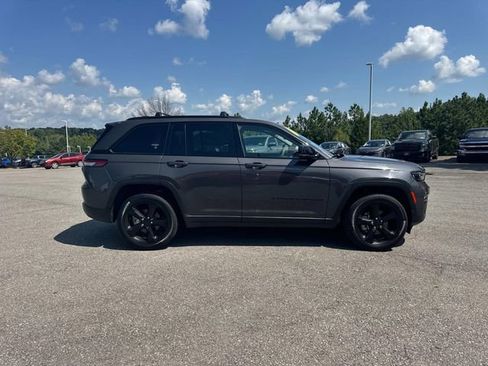 Used 2023 Jeep Grand Cherokee Limited w/ Black Appearance Package AWD/4WD image 3