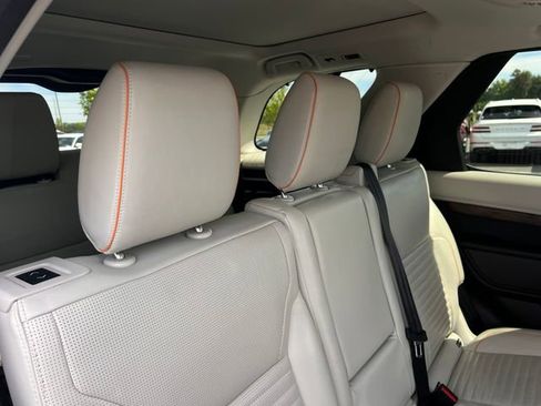 Used 2017 Land Rover Discovery HSE Luxury AWD/4WD image 34