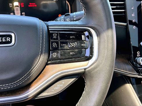 Used 2022 Jeep Grand Wagoneer Series II AWD/4WD image 32