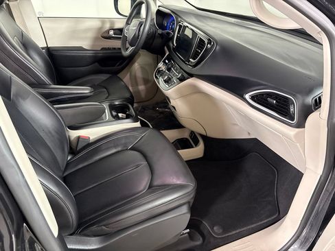 Used 2023 Chrysler Pacifica Touring-L FWD image 16