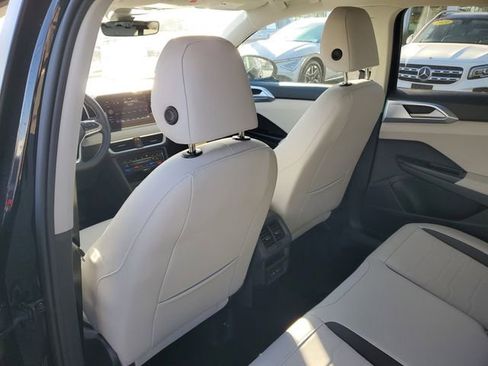 New 2026 Volkswagen Taos SE FWD image 10