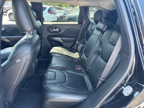 Used 2019 Jeep Cherokee Latitude Plus w/ Cold Weather Group FWD image 6