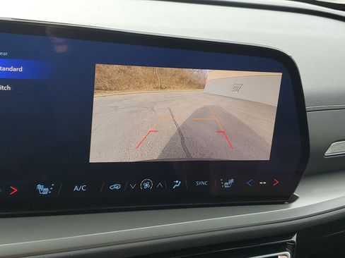 Used 2025 Chevrolet Traverse LT image 21