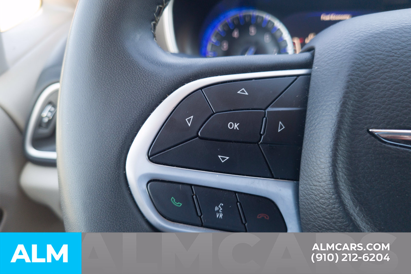 Used 2024 Chrysler Pacifica Touring-L FWD image 11