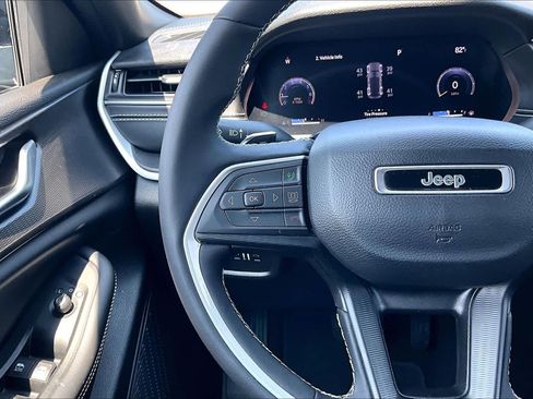 Used 2023 Jeep Grand Cherokee Altitude AWD/4WD image 24