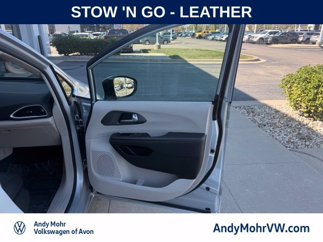 Used 2024 Chrysler Pacifica Touring-L FWD image 15