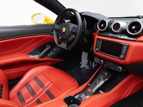 Used 2016 Ferrari California T image 14