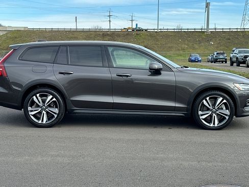 Used 2025 Volvo V60 B5 Cross Country Plus image 2