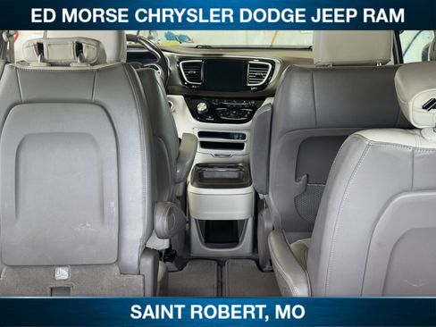 Used 2017 Chrysler Pacifica Touring-L FWD image 31