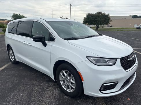 Used 2025 Chrysler Pacifica Select FWD image 3
