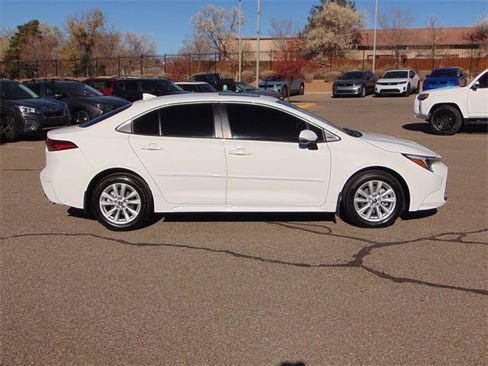 Used 2025 Toyota Corolla XLE image 3