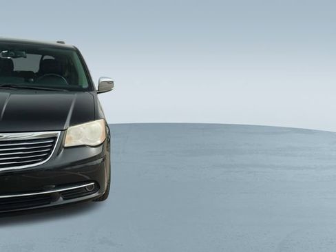 Used 2013 Chrysler Town & Country Touring-L w/ Driver Convenience Group image 38