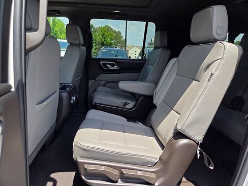 Used 2024 GMC Yukon XL SLT w/ SLT Luxury Package AWD/4WD image 13