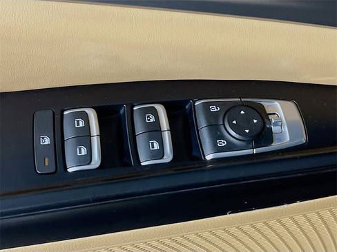 Used 2024 Kia Carnival LX image 17