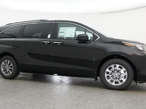 New 2026 Toyota Sienna XLE FWD image 28