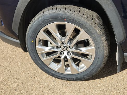 Used 2021 Toyota RAV4 XLE Premium image 7