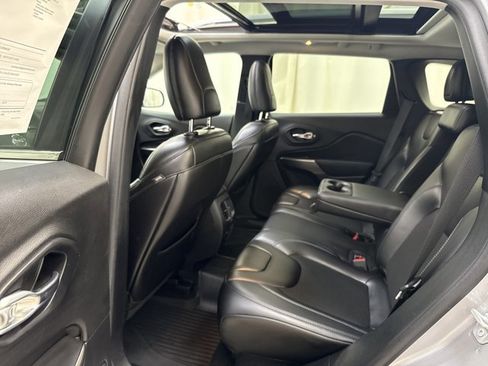 Used 2019 Jeep Cherokee Latitude Plus w/ Comfort/Convenience Group image 14