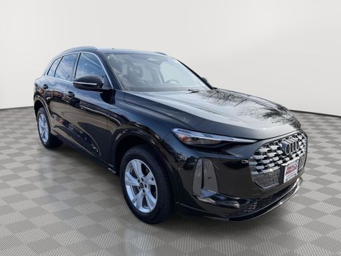 Used 2025 Audi Q5 Premium w/ Convenience Package image 3