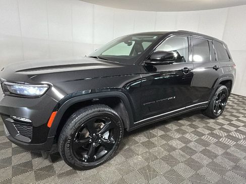 Used 2023 Jeep Grand Cherokee Limited w/ Black Appearance Package AWD/4WD image 8
