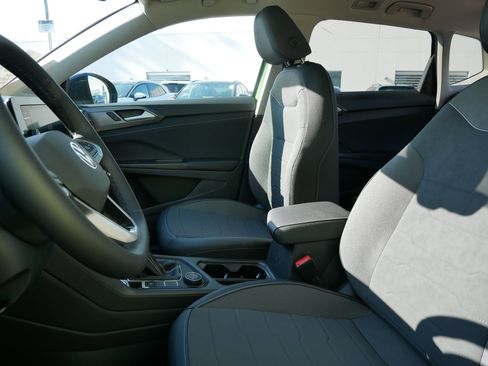 New 2025 Volkswagen Taos SE image 4