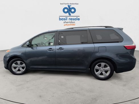 Used 2015 Toyota Sienna LE image 3