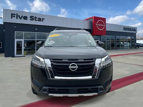 Used 2024 Nissan Pathfinder SL FWD image 2