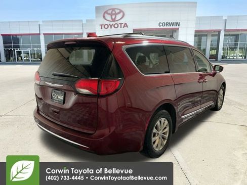 Used 2017 Chrysler Pacifica Touring-L image 8