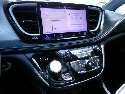 Used 2025 Chrysler Pacifica Limited FWD image 22