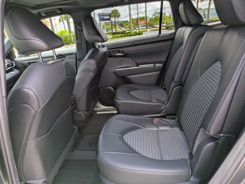 Used 2022 Toyota Highlander XSE AWD/4WD image 13