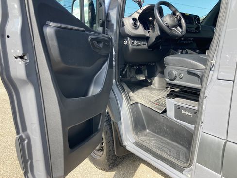 Used 2024 Mercedes-Benz Sprinter 2500 image 12