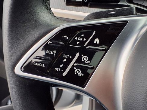 Used 2025 Mercedes-Benz GLC 300 image 9